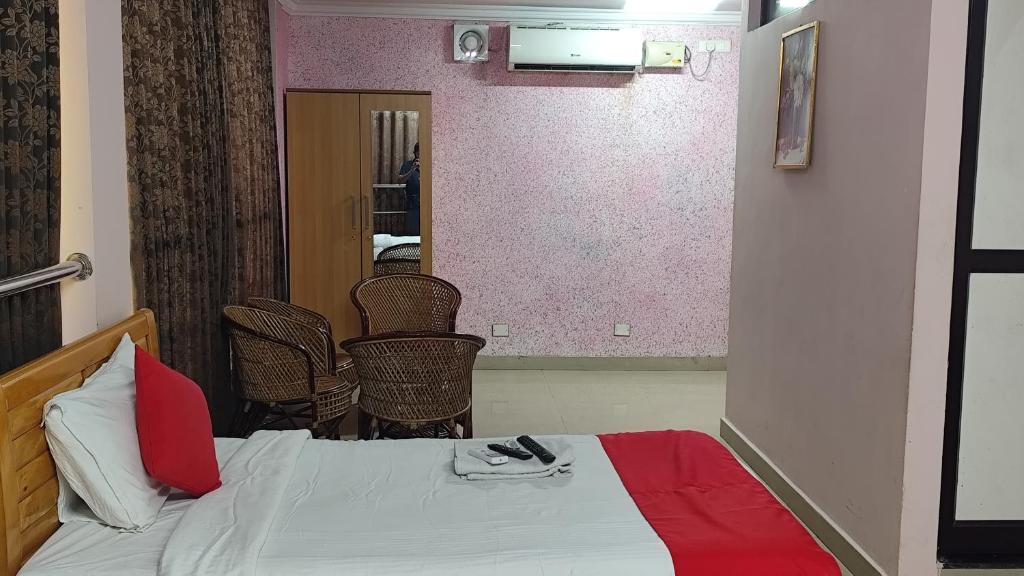 Postel nebo postele na pokoji v ubytování Hotel Tri-Star Regency