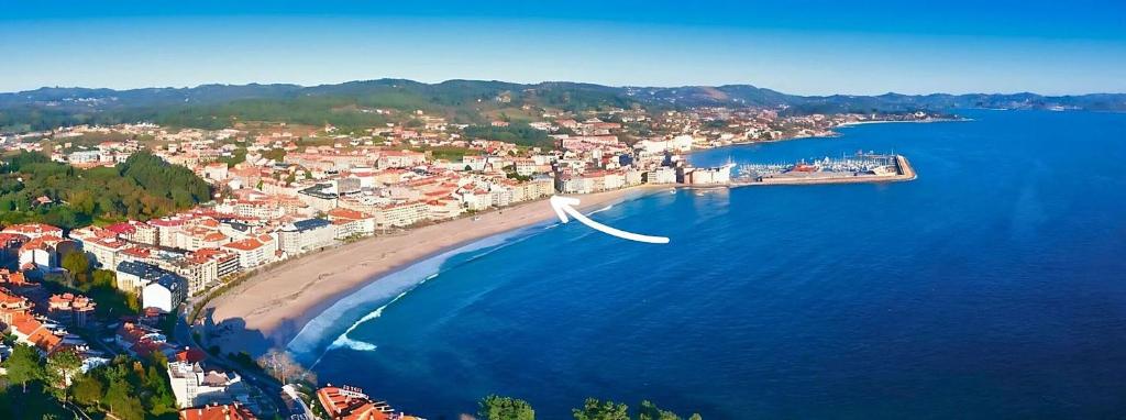 an aerial view of a beach and a city at 1ª línea playa de Silgar en Sanxenxo, a 20 pasos in Sanxenxo