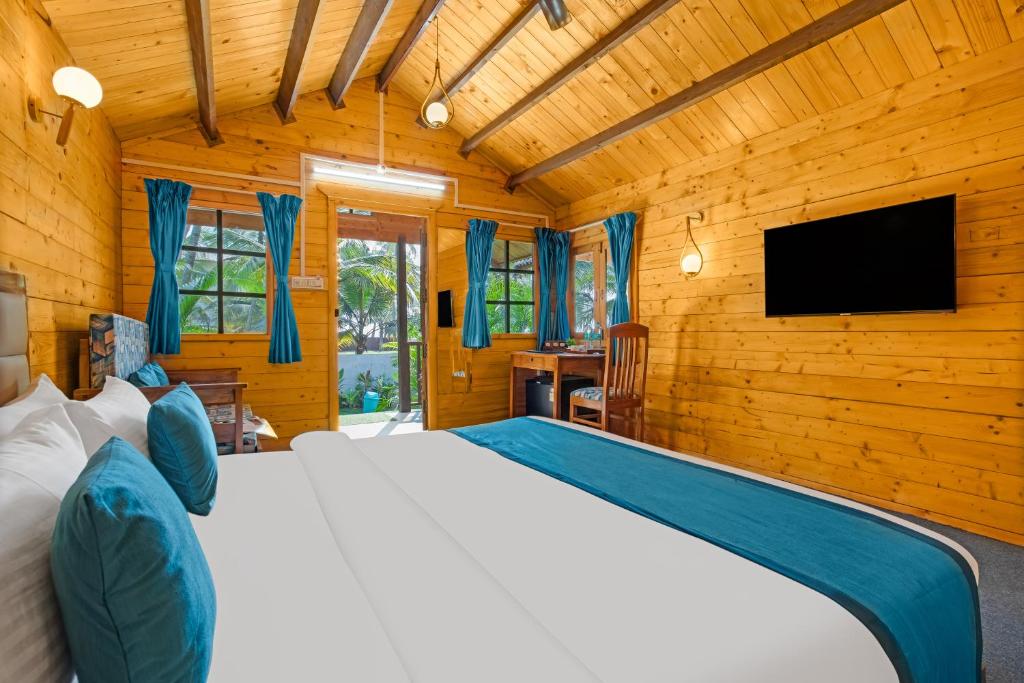 TV a/nebo společenská místnost v ubytování Parisa beach resort Tarkarli Bhogwe