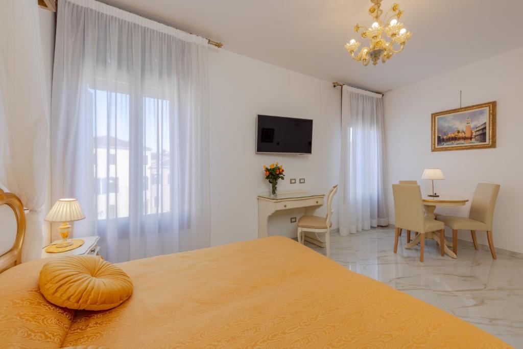 Televízia a/alebo spoločenská miestnosť v ubytovaní Hotel Marte