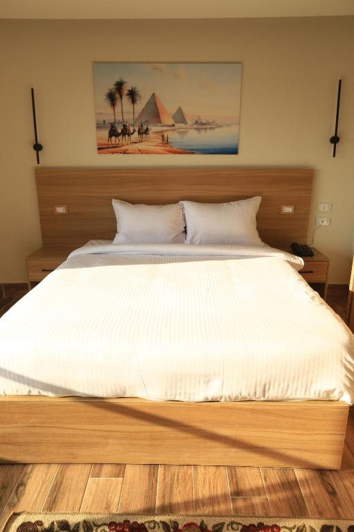 Postel nebo postele na pokoji v ubytování Rosetta Pyramids Inn