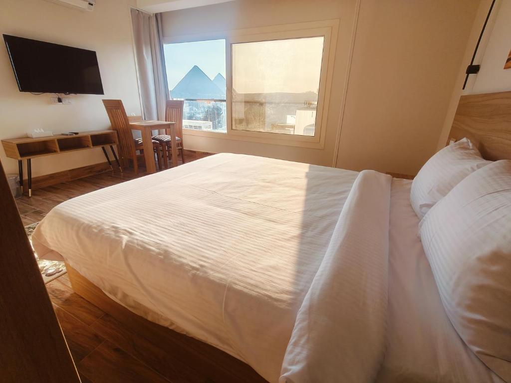 Postel nebo postele na pokoji v ubytování Rosetta Pyramids Inn