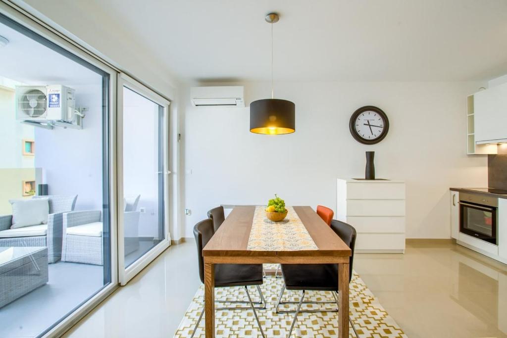 Apartment Pula - Central, 2-Bedroom, Walk to Arena, Free Parking