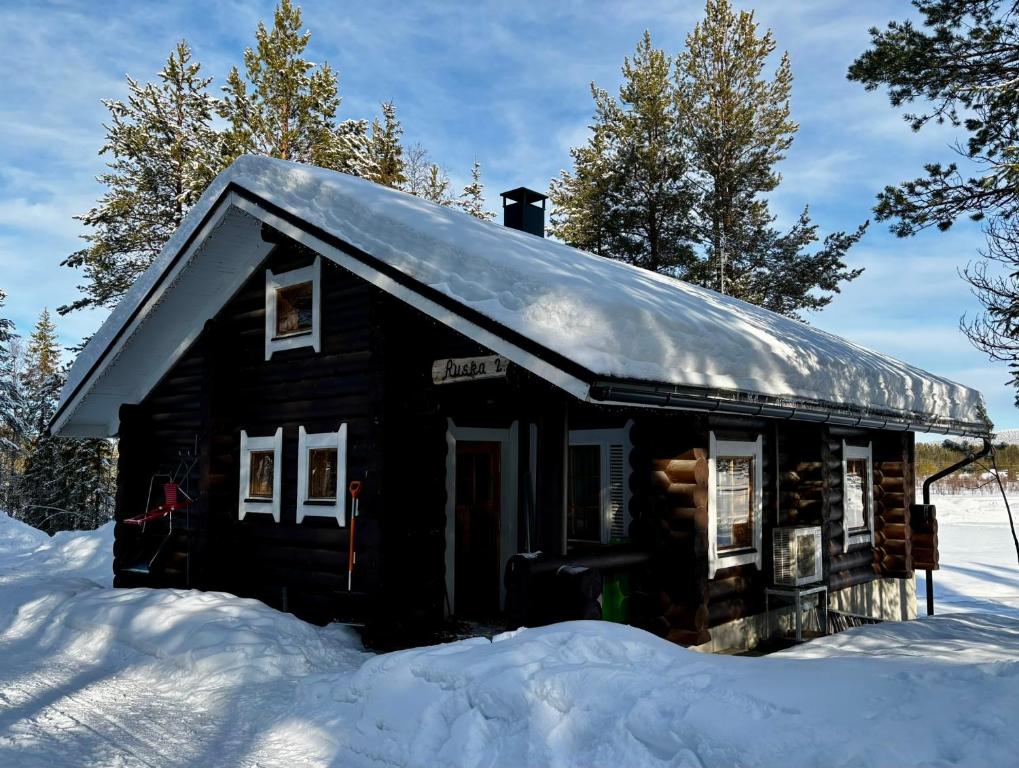 Ruska 2, Ylläs, Äkäslompolo, Lapland - Log Cabin with Lake and Fell Scenery v zimě