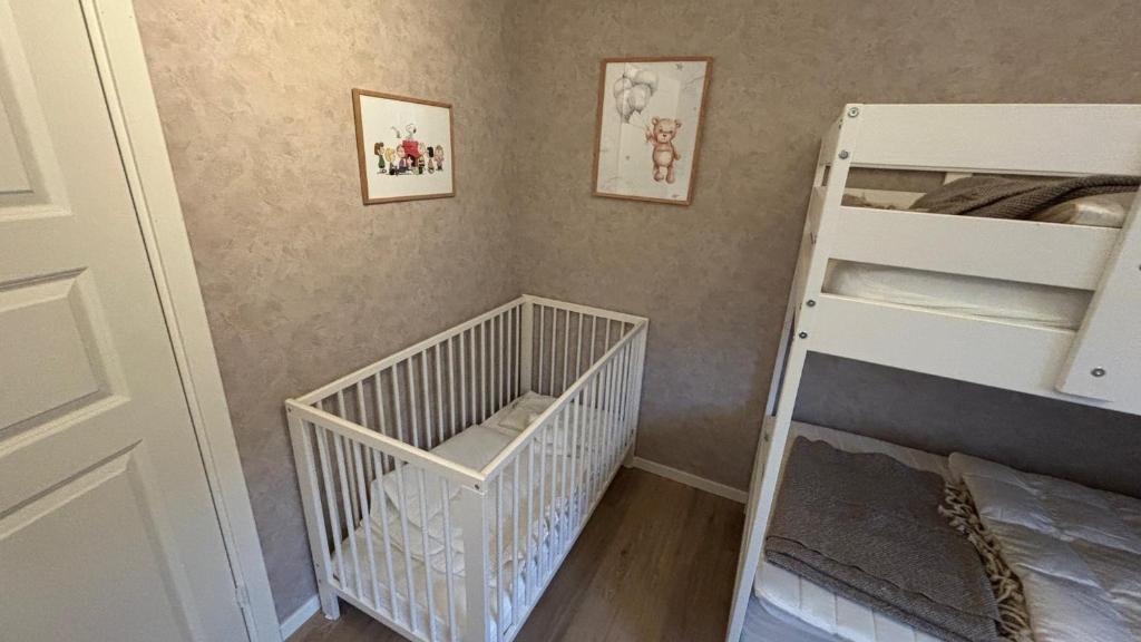 Postel nebo postele na pokoji v ubytování Skog Fegen nära Ullared
