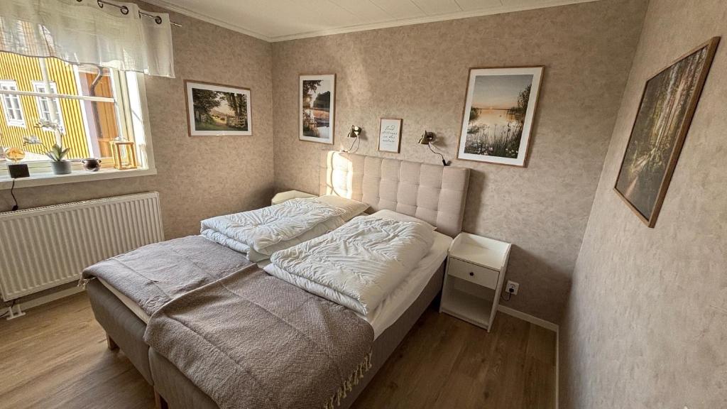 Postel nebo postele na pokoji v ubytování Skog Fegen nära Ullared