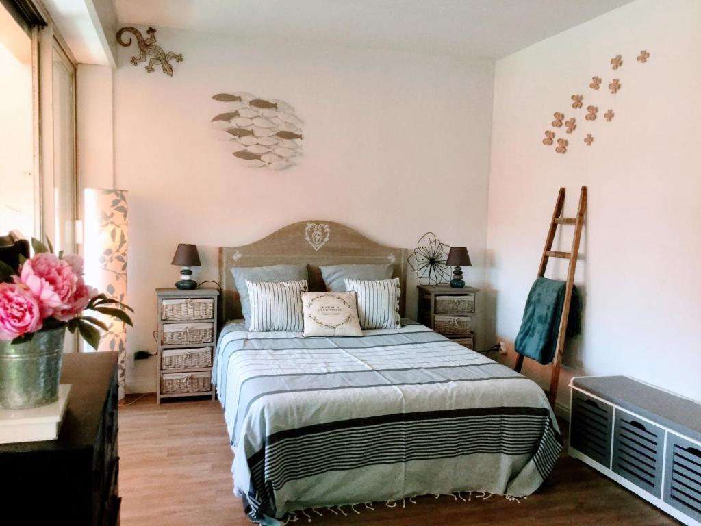 une chambre avec un lit et deux tables de nuit dans l'établissement Echappèe belle en bord de mer, à Cagnes-sur-Mer