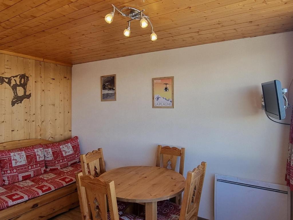 une pièce avec une table, des chaises et un lit dans l'établissement Studio rénové skis aux pieds, balcon vue Mont-Blanc, 4 pers. - FR-1-181-2558, à Aime La Plagne