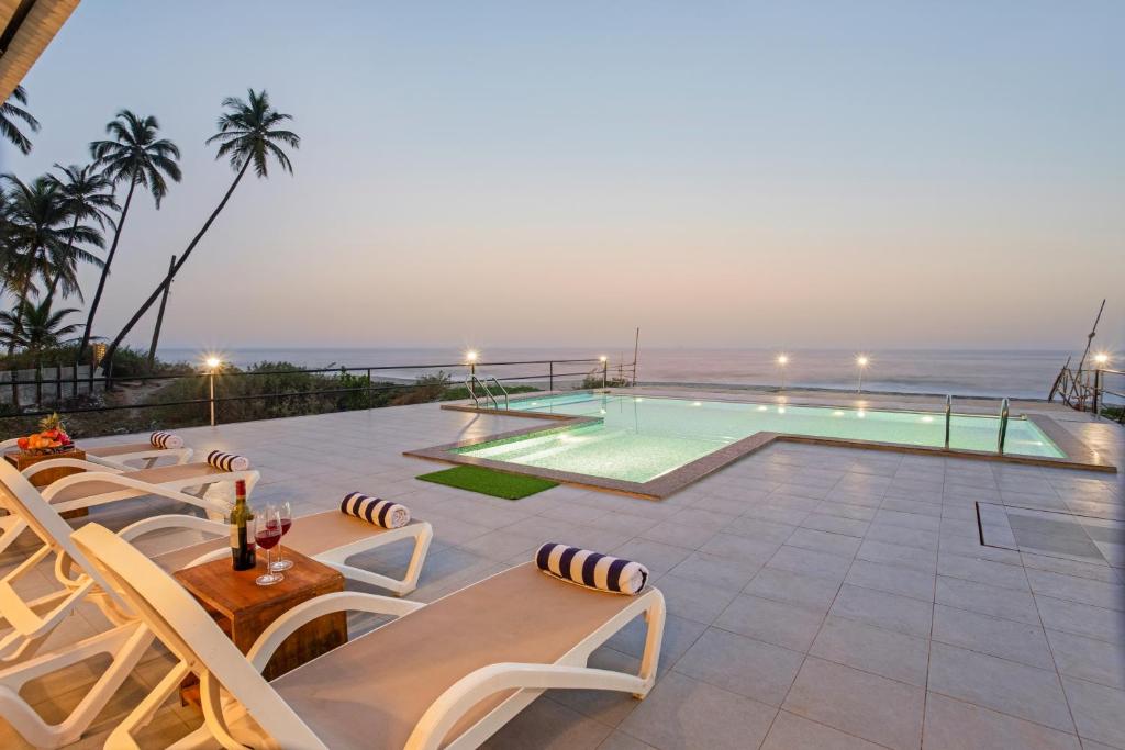 Bazén v ubytování Parisa beach resort Tarkarli Bhogwe nebo v jeho okolí
