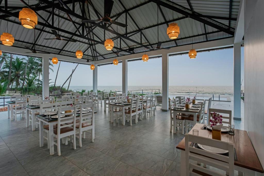 Restaurace v ubytování Parisa beach resort Tarkarli Bhogwe