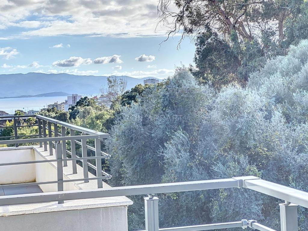 - un balcon offrant une vue sur l'océan dans l'établissement Appartement T2 standing, à Ajaccio