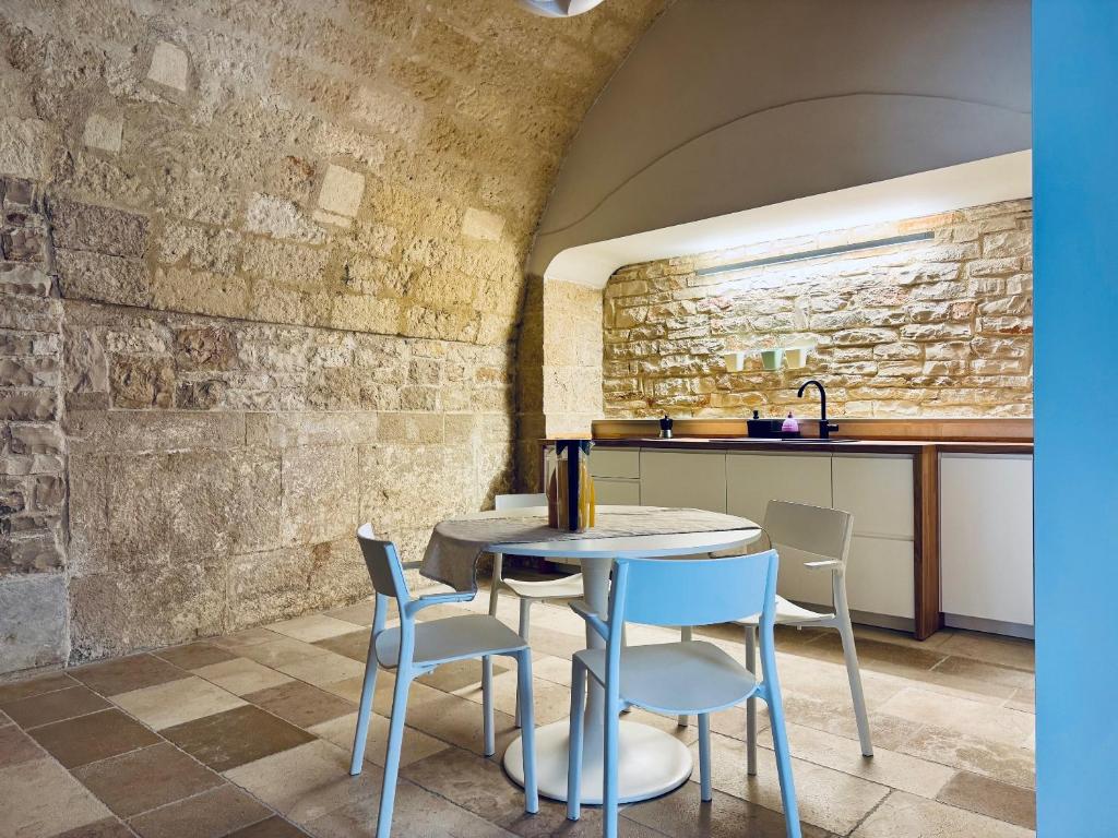 eine Küche mit Tisch und Stühlen in einem Zimmer in der Unterkunft Il Magazzeno della Prozia in Corato