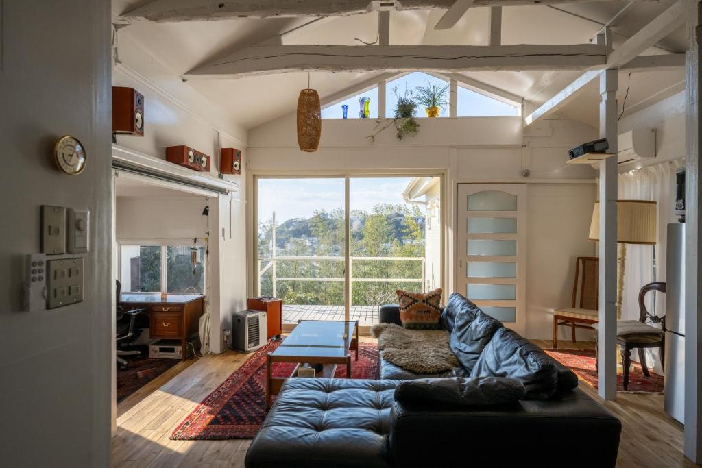 Istumisnurk majutusasutuses ペット可 撮影商用利用可 The Cabin Ashina 富士山と海を望むヴィンテージ平屋一棟貸し南葉山