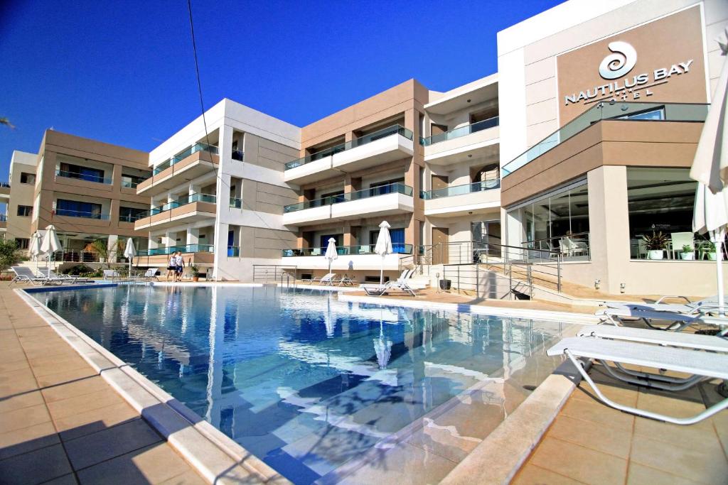 Bazén v ubytovaní Nautilus Bay Hotel alebo v jeho blízkosti