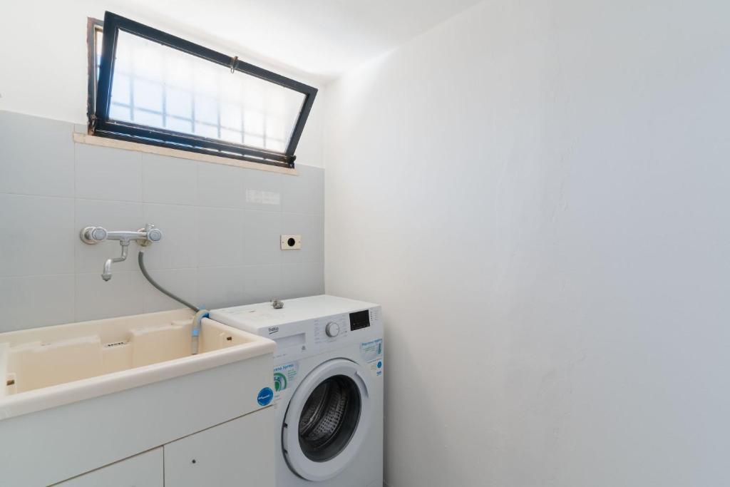 Fotografie z fotogalerie ubytování Intera casa ad uso esclusivo con 3 camere 2 bagni giardino wifi parcheggio lavatrice microonde barbecue macchina caffè v destinaci Tuglie