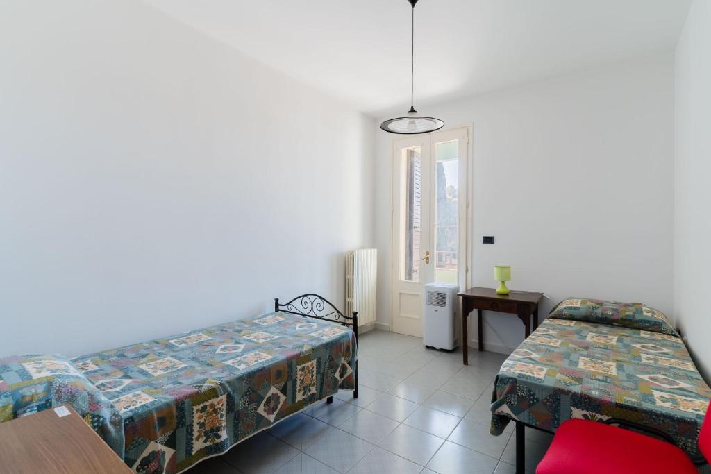 Postel nebo postele na pokoji v ubytování Intera casa ad uso esclusivo con 3 camere 2 bagni giardino wifi parcheggio lavatrice microonde barbecue macchina caffè