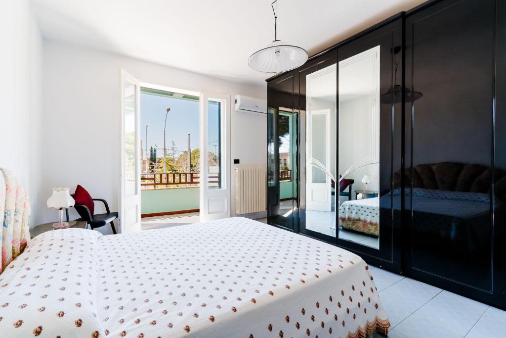 Postel nebo postele na pokoji v ubytování Intera casa ad uso esclusivo con 3 camere 2 bagni giardino wifi parcheggio lavatrice microonde barbecue macchina caffè