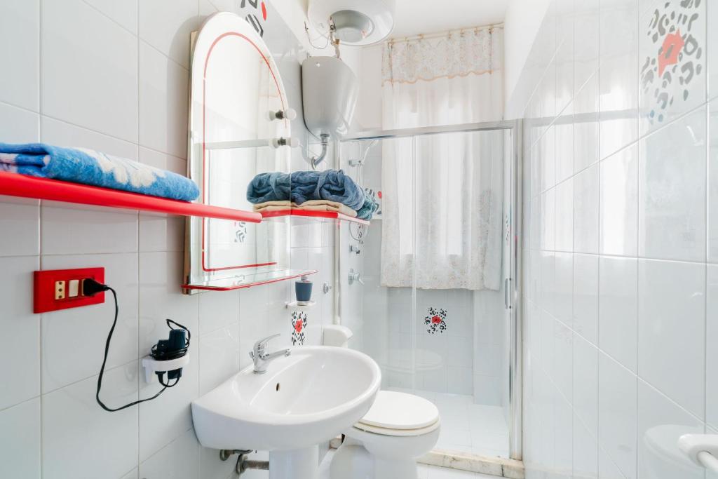 Koupelna v ubytování Intera casa ad uso esclusivo con 3 camere 2 bagni giardino wifi parcheggio lavatrice microonde barbecue macchina caffè