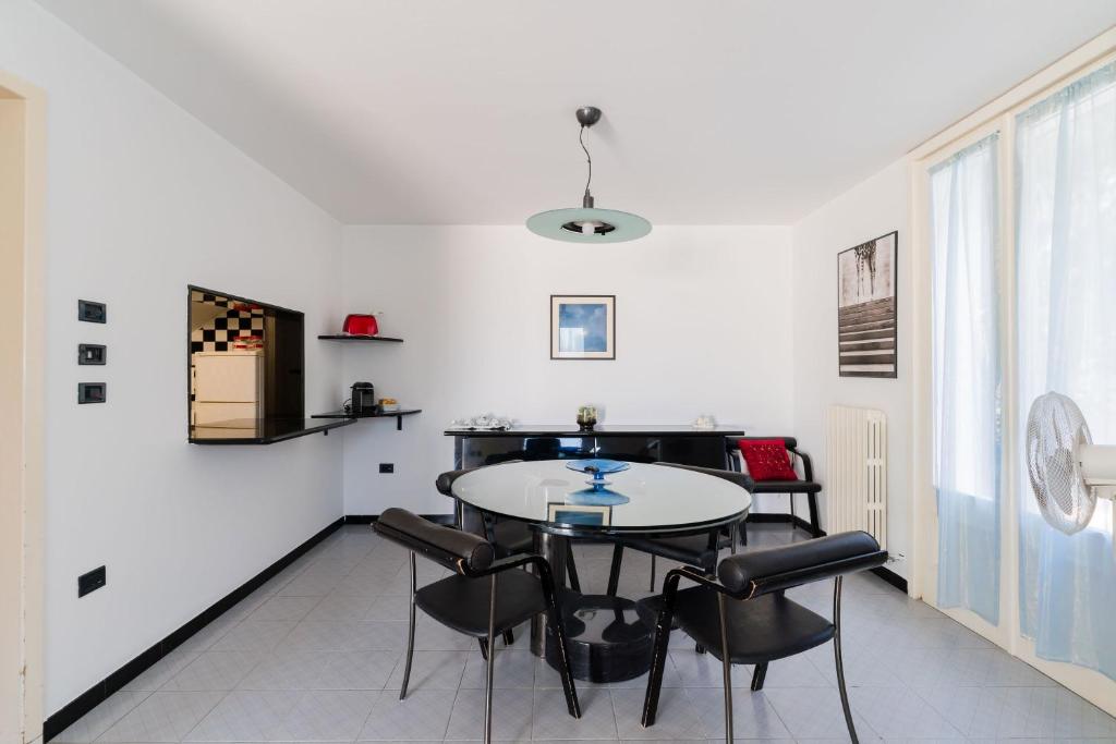 Posezení v ubytování Intera casa ad uso esclusivo con 3 camere 2 bagni giardino wifi parcheggio lavatrice microonde barbecue macchina caffè