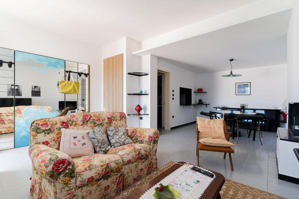 Kuchyň nebo kuchyňský kout v ubytování Intera casa ad uso esclusivo con 3 camere 2 bagni giardino wifi parcheggio lavatrice microonde barbecue macchina caffè