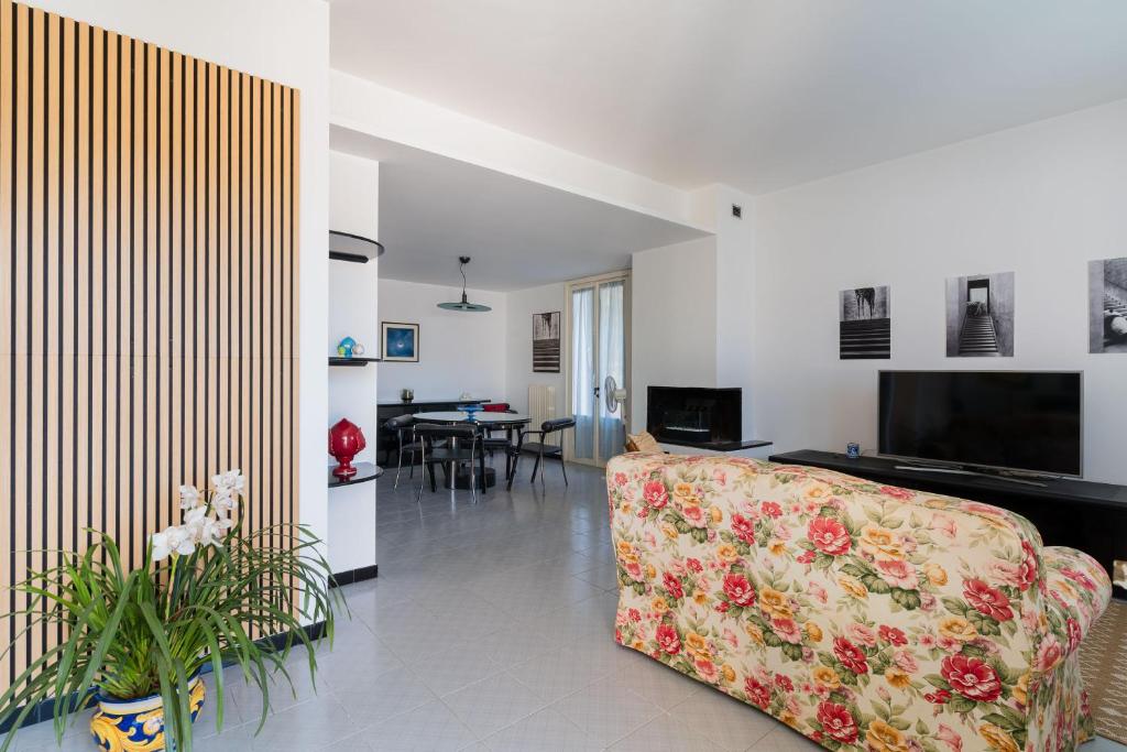 TV a/nebo společenská místnost v ubytování Intera casa ad uso esclusivo con 3 camere 2 bagni giardino wifi parcheggio lavatrice microonde barbecue macchina caffè