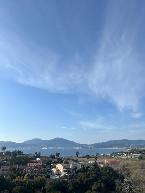 une vue d'une ville et d'un plan d'eau dans l'établissement Appartement T2 vue mer, à Porticcio