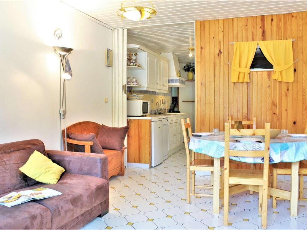 a living room with a couch and a table and a kitchen at Appartement 2 Pièces 6 Couchages, Pied de Pistes, Exposé Sud, Animaux Admis - FR-1-330-214 in Risoul