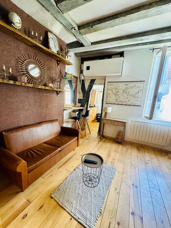 un salon avec un canapé et une table dans l'établissement L atypique de bourbonnoux, à Bourges