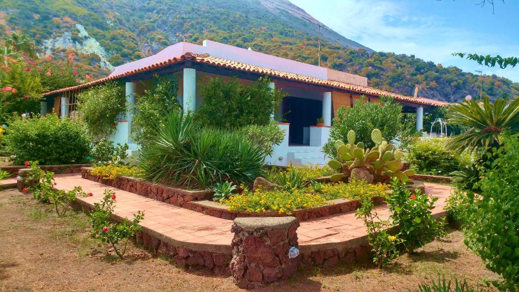 ヴルカーノにあるYellow House di Giuliaの山前庭付家