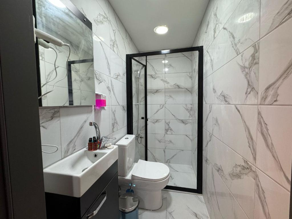 een badkamer met een wastafel, een toilet en een douche bij Premium Palace in Istanbul