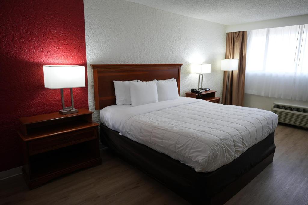 Postel nebo postele na pokoji v ubytování Clarion Hotel Broken Arrow - Tulsa