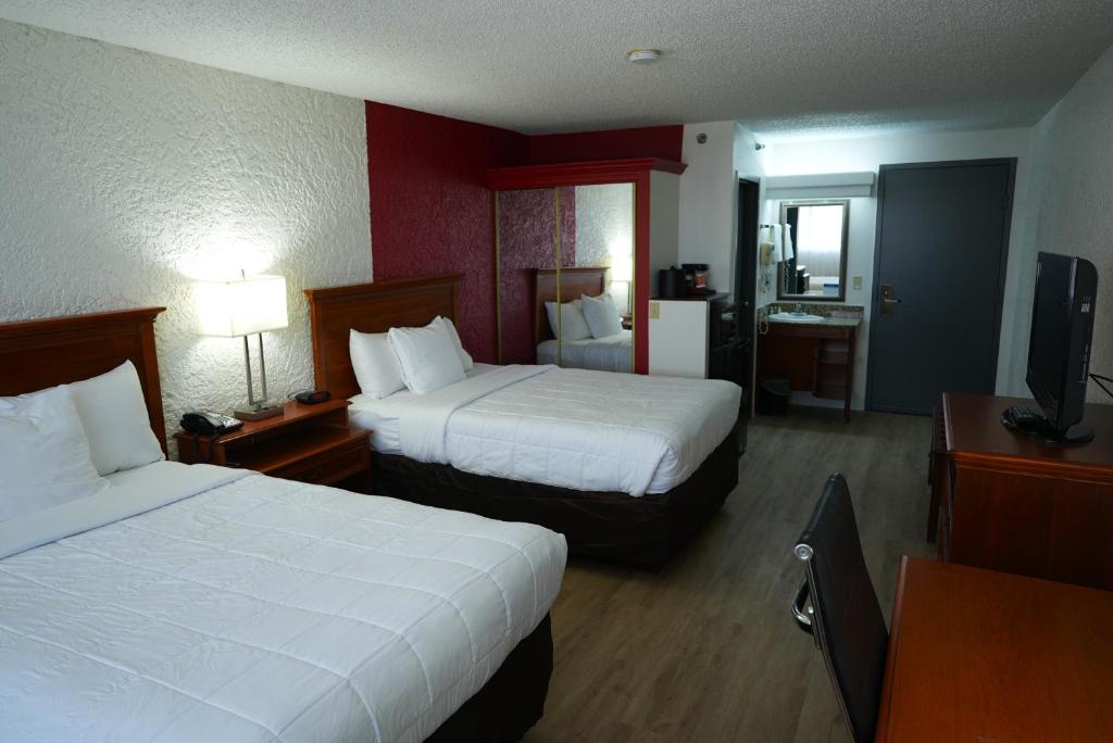 Postel nebo postele na pokoji v ubytování Clarion Hotel Broken Arrow - Tulsa