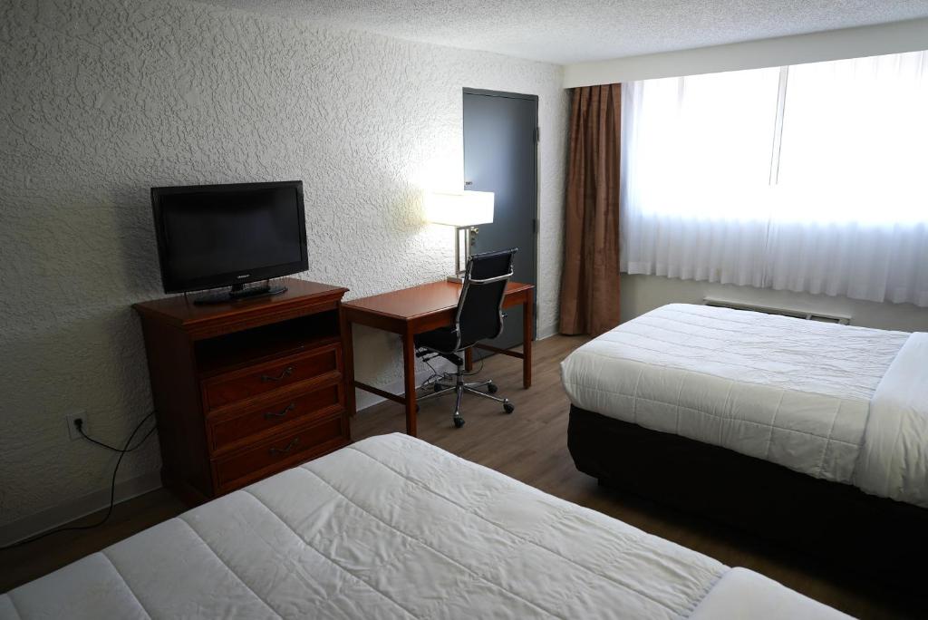 TV a/nebo společenská místnost v ubytování Clarion Hotel Broken Arrow - Tulsa