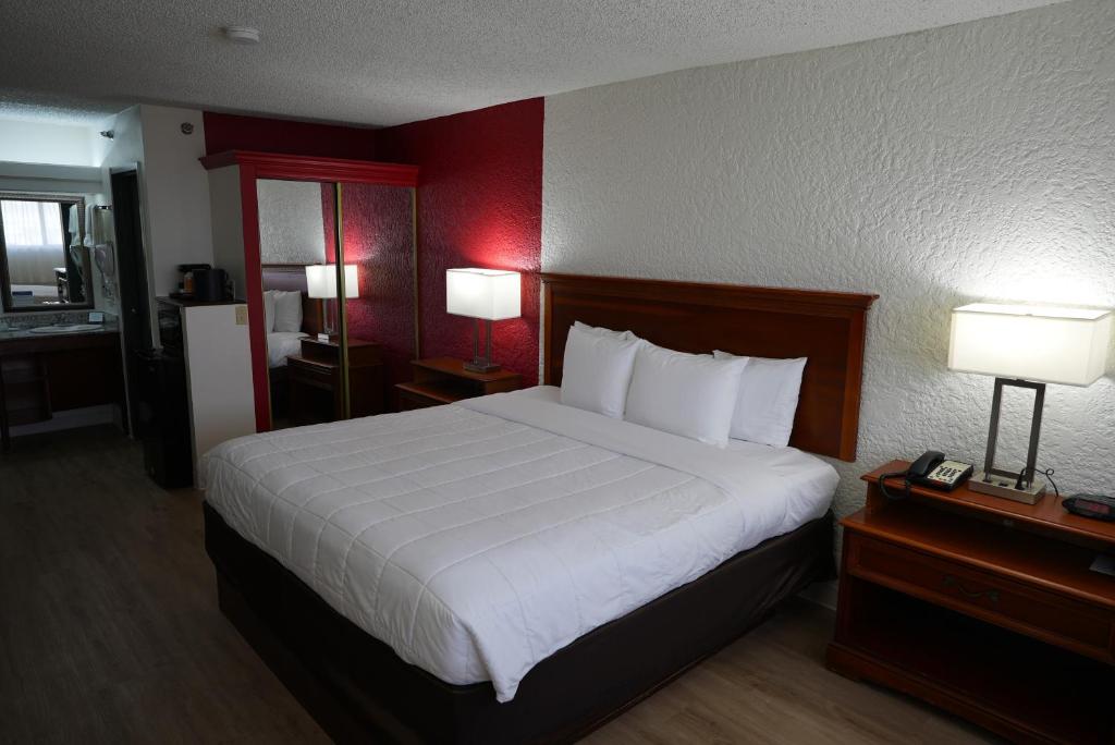 Postel nebo postele na pokoji v ubytování Clarion Hotel Broken Arrow - Tulsa