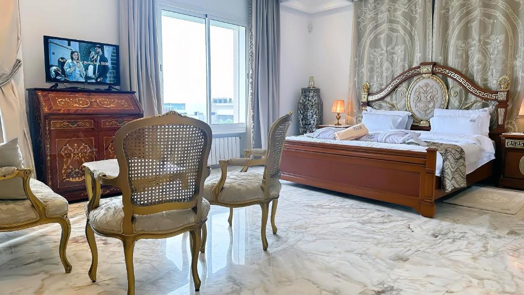Postel nebo postele na pokoji v ubytování L'Orchidée - Suites de Luxe avec Piscine Chauffée et Vue sur le Lac de Tunis