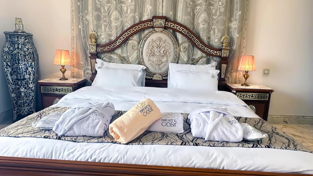 Postel nebo postele na pokoji v ubytování L'Orchidée - Suites de Luxe avec Piscine Chauffée et Vue sur le Lac de Tunis