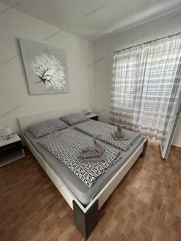 Postel nebo postele na pokoji v ubytování Valerie Apartman