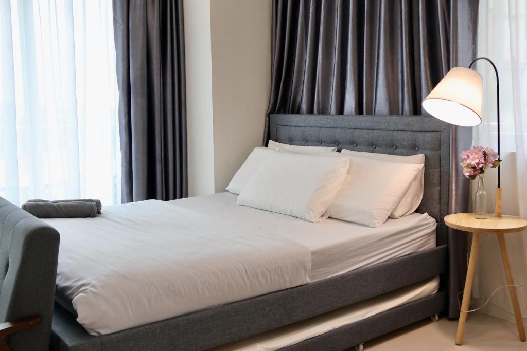 Kuching Town - RiverBed - Luxury Resort Condo客房内的一张或多张床位