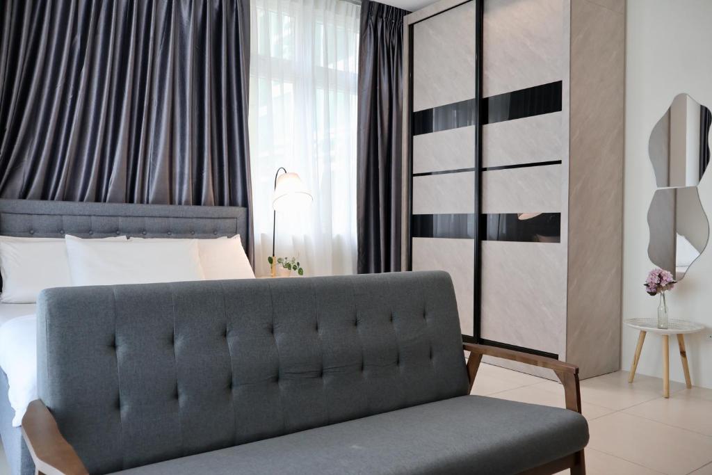 Kuching Town - RiverBed - Luxury Resort Condo的休息区