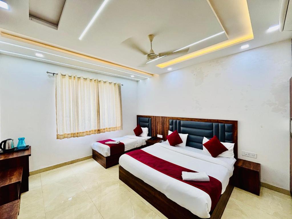 Postel nebo postele na pokoji v ubytování Hotel Ganga Palace - Agra Dasaprakash Restuarant