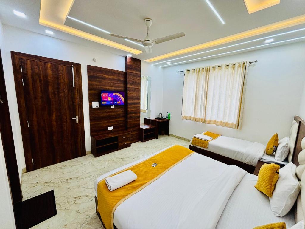 Postel nebo postele na pokoji v ubytování Hotel Ganga Palace - Agra Dasaprakash Restuarant