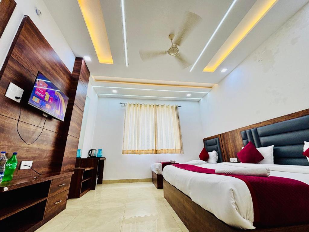 TV a/nebo společenská místnost v ubytování Hotel Ganga Palace - Agra Dasaprakash Restuarant