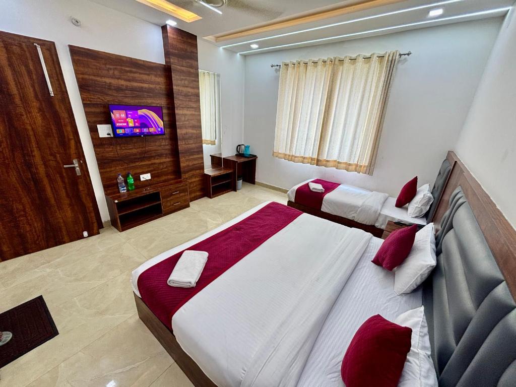 Postel nebo postele na pokoji v ubytování Hotel Ganga Palace - Agra Dasaprakash Restuarant