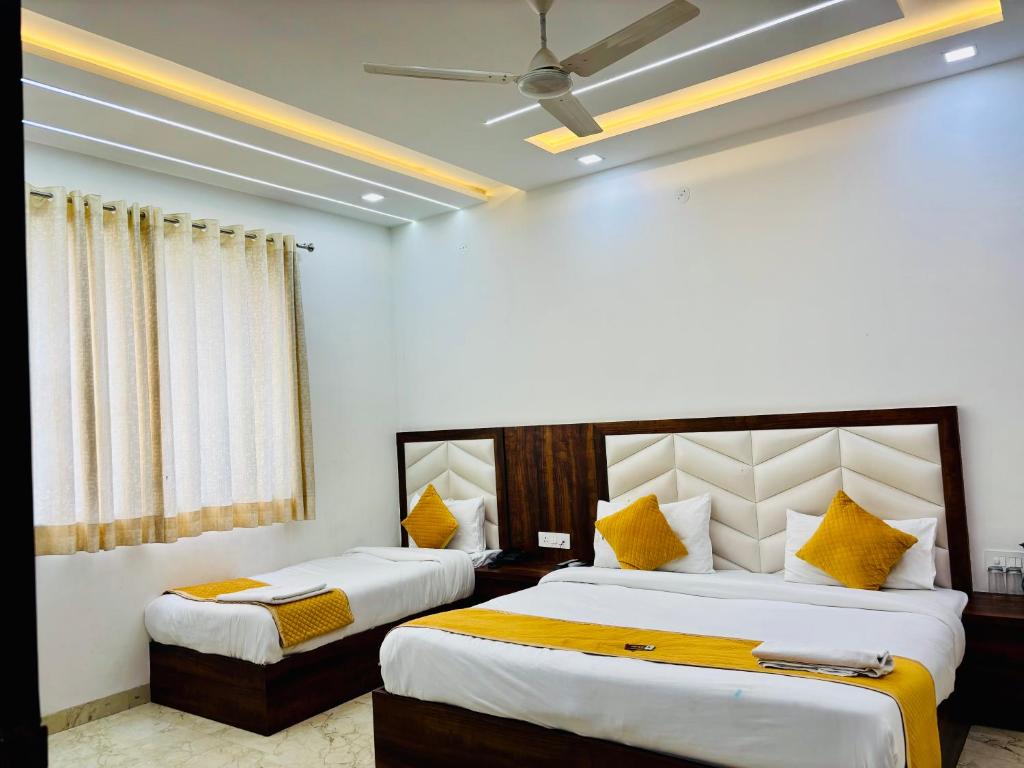Postel nebo postele na pokoji v ubytování Hotel Ganga Palace - Agra Dasaprakash Restuarant