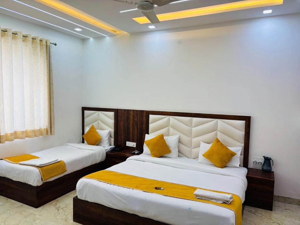 Postel nebo postele na pokoji v ubytování Hotel Ganga Palace - Agra Dasaprakash Restuarant