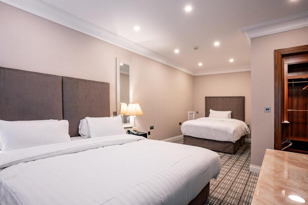 Postel nebo postele na pokoji v ubytování TF Royal Hotel & Theatre