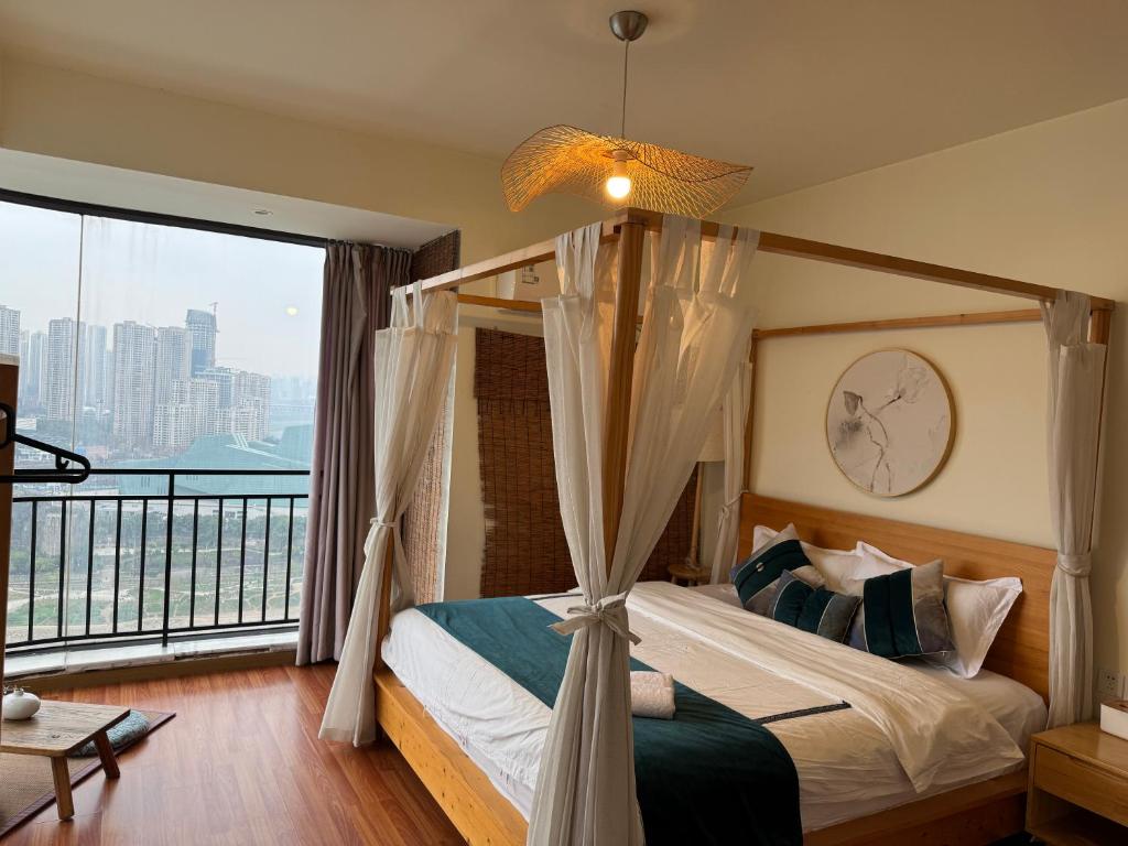 A bed or beds in a room at 重庆两江云之上江景民宿意