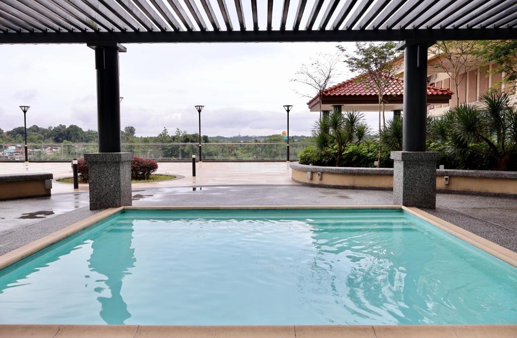 Kuching Town - RiverBed - Luxury Resort Condo内部或周边的泳池