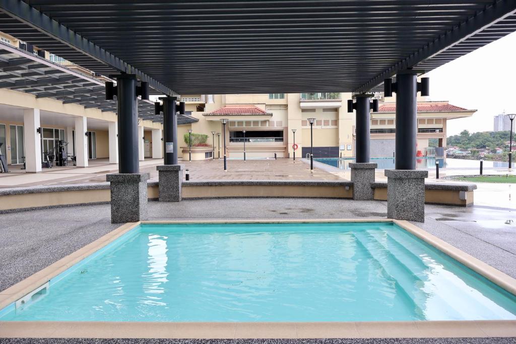 Kuching Town - RiverBed - Luxury Resort Condo内部或周边的泳池