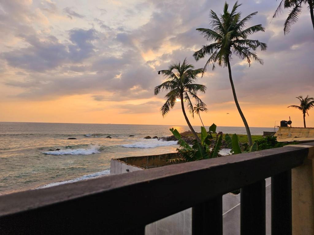 高尔Villa Sea View的享有棕榈树海滩和大海的景色